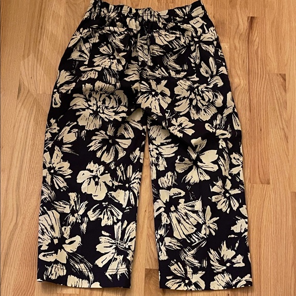 Democracy Navy and Cream Floral Print Capris - Picture 3 of 7